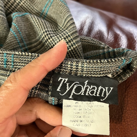 Gray checkered pencil skirt, size 6 ;  studs and zipper in the back, gently used - Picture 6 of 6